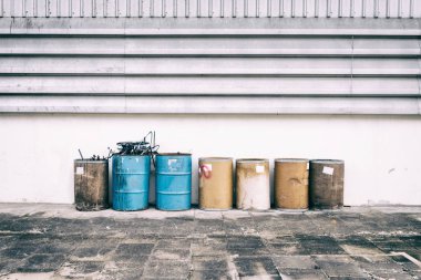 Eski karton davul ile eski yakıt tankı yer duvar zor sesi.