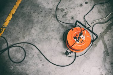 Kablo makara turuncu renk siyah kablo tel yerleştirilmiş yerdeki ile takılı.