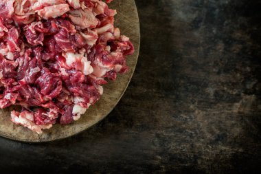 Kesme tahtası üzerinde parçalanmış sığır eti.