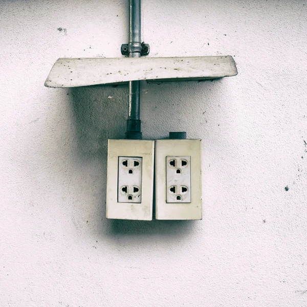 Eski duvara monte prizler duvarın.