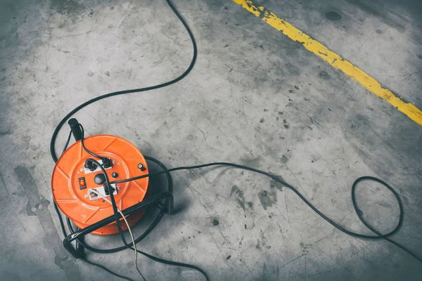 Kablo makara turuncu renk siyah kablo tel yerleştirilmiş yerdeki ile takılı.