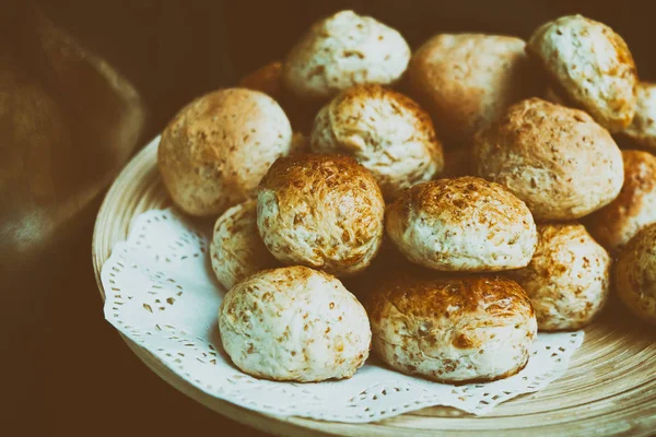 Ahşap plaka üzerinde Vintage sesi ekmek rulo.
