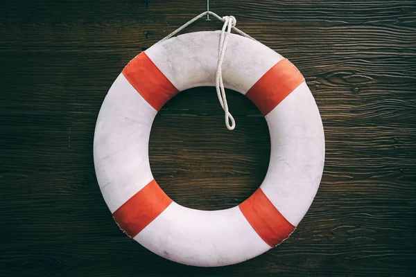 Ahşap arka plan üzerinde beyaz hayat kurtarıcı Float.