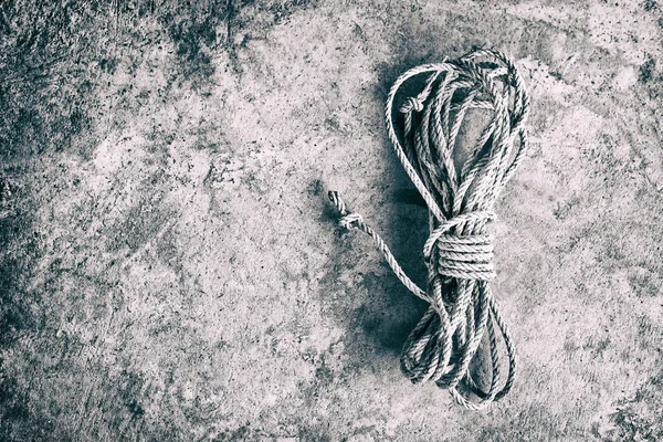 Beton zemin, siyah ve beyaz beyaz ip.