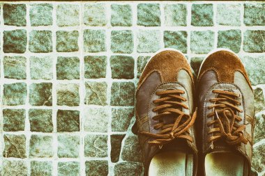 Eski kahverengi spor ayakkabılar üzerinde zemin üstü göster.