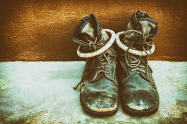 Eski askeri bot yere, Vintage renk tonu yerleştirilir.