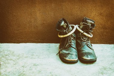 Eski askeri bot yere, Vintage renk tonu yerleştirilir.