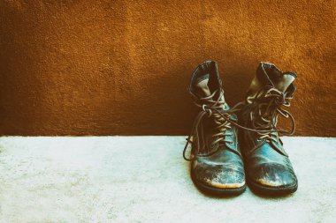 Eski askeri bot yere, Vintage renk tonu yerleştirilir.