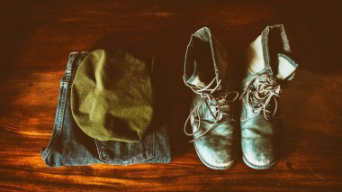 Eski askeri üniforma ahşap zemin üzerinde vintage renk tonu yerleştirilir.