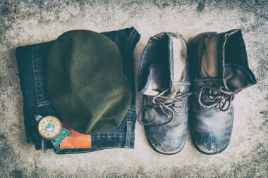 Eski askeri üniforma yere saatiyle, vintage renk tonu yerleştirilir..