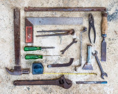 Eski araçları yerleştirilmiş çimento yere ayarla..