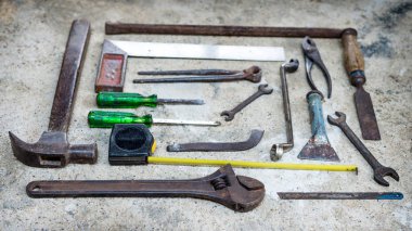 Eski araçları yerleştirilmiş çimento yere ayarla..