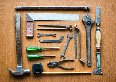 Eski araçları yerleştirilmiş ahşap zemin üstten görünüm ayarla.