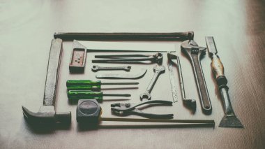 Eski araçları yerleştirilmiş ahşap zemin üstten görünüm ayarla.