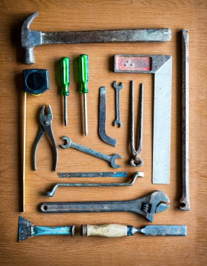 Eski araçları yerleştirilmiş ahşap zemin üstten görünüm ayarla.