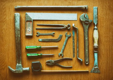 Eski araçları yerleştirilmiş ahşap zemin üst görünümde, Vintage renk tonu ayarlamak.