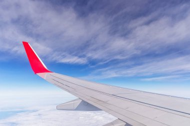 Gökyüzünde bulutlar üzerinde uçağın penceresinden görüntülemek.