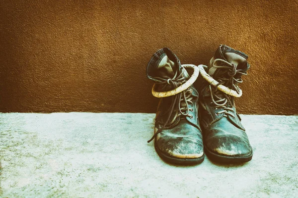 Eski askeri bot yere, Vintage renk tonu yerleştirilir.