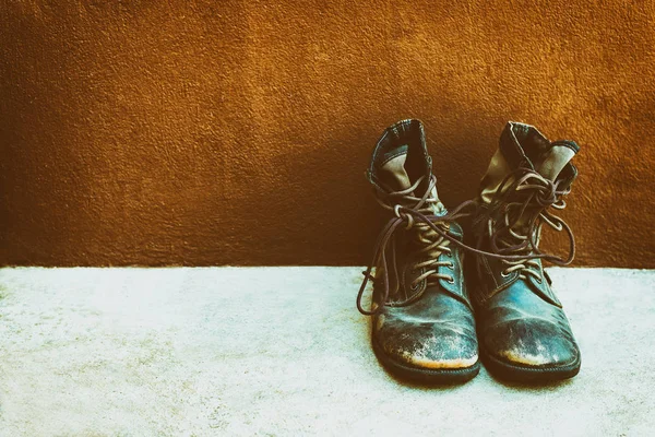 Eski askeri bot yere, Vintage renk tonu yerleştirilir.