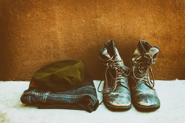 Yere yatın, vintage renk tonu yerleştirilen eski askeri üniforma.