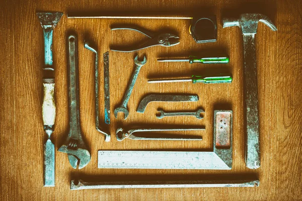 Eski araçları yerleştirilmiş ahşap zemin üst görünümde, Vintage renk tonu ayarlamak.