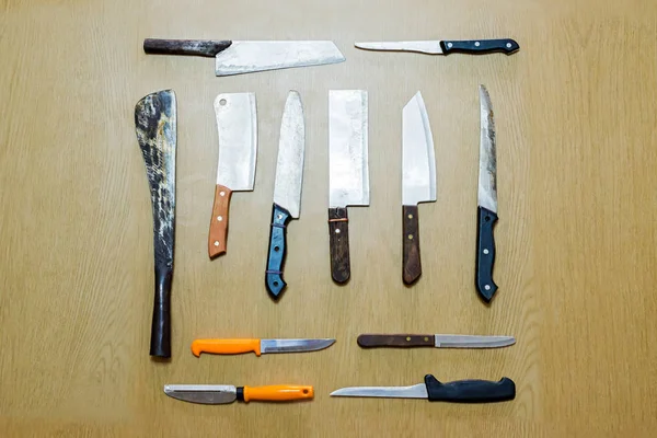 Eski bıçak ahşap zemin üzerinde ayarla.