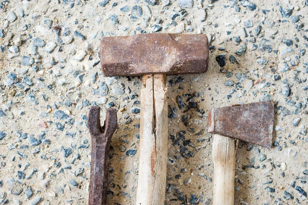 Eski çimento kırıcı çimento zemin üzerine yerleştirilmiş.