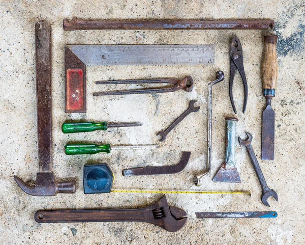 Eski araçları yerleştirilmiş çimento yere ayarla..