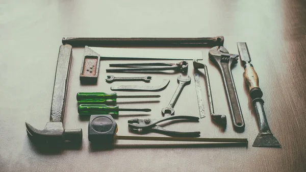 Eski araçları yerleştirilmiş ahşap zemin üstten görünüm ayarla.