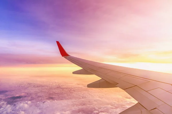 uçak kanadı üzerinde gündoğumu şafakta bulutların üzerinde sky.