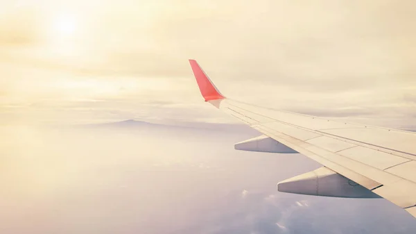 Dağa, gündoğumu şafak sabah arıyorum uçak penceresinden görüntülemek.