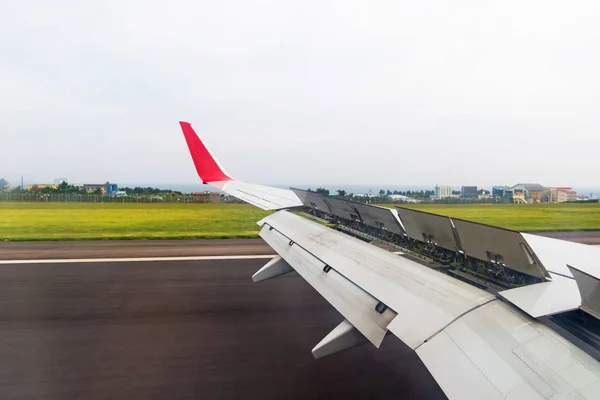 Vista Desde Ventana Del Avión Aterrizaje Aeropuerto Imágenes De Stock Sin Royalties Gratis