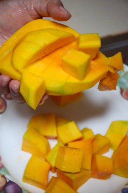 Olgun mango parçaları yakın çekim 