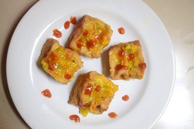 Tahu goreng kızarmış tofu peyniri. 