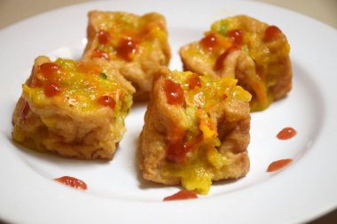 Tahu goreng kızarmış tofu peyniri. 