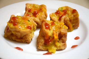 Tahu goreng kızarmış tofu peyniri. 