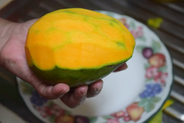 Gefüllte Reife Mango Aus Nächster Nähe — Stockfoto