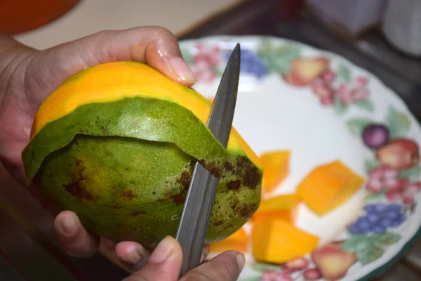 Gefüllte Reife Mango Aus Nächster Nähe — Stockfoto
