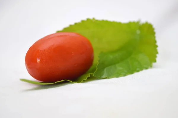 Tomate Mit Grünem Blatt — Stockfoto