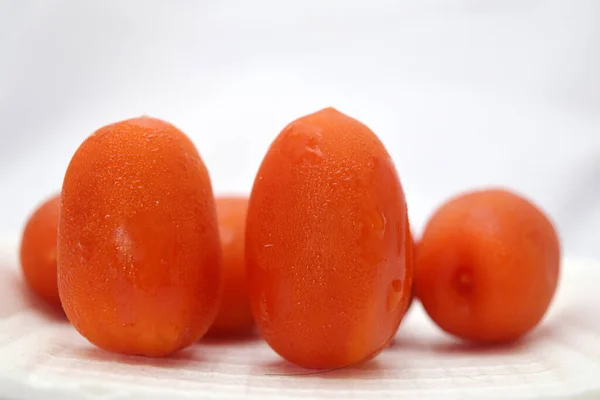 Tomates Mûres Sur Fond Blanc — Photo