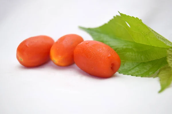 Tomaten Mit Grünem Blatt Auf Weißem — Stockfoto