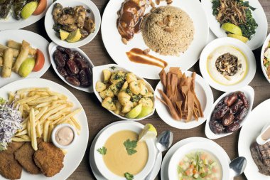 Geleneksel yemekleri, geleneksel ramazan gıda ahşap masa tabaklarda servis