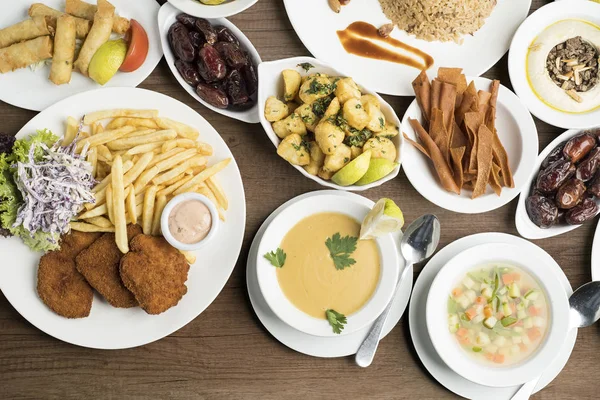 Hagyományos Ételeket Szolgálnak Fel Hagyományos Ramadan Élelmiszer Szolgálják Fel Fából — Stock Fotó