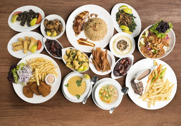 Platos Tradicionales Comida Tradicional Ramadán Servida Platos Sobre Mesa Madera —  Fotos de Stock