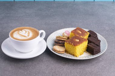 Sfouf, kurabiye ve browni kapuçinolu tatlı.