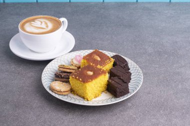 Sfouf, kurabiye ve browni kapuçinolu tatlı.