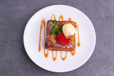 Fransız tostu - kızarmış ekmek, pudra şekerli ve minyatür.