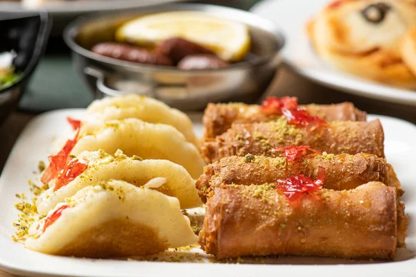Arabische Keuken Traditionele Ramadan Dessert Qatayef Atayef Met Znoud Set — Stockfoto