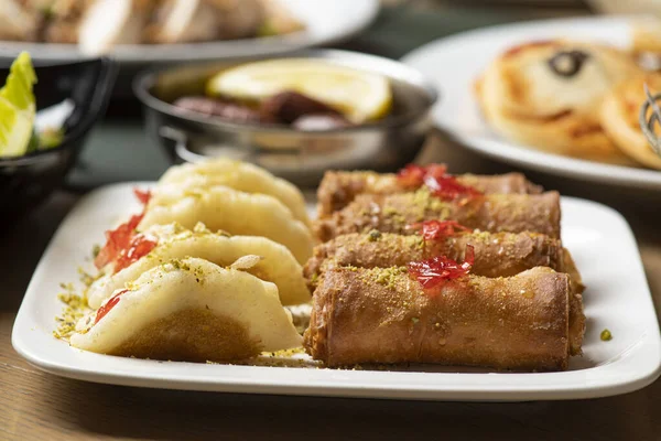 Arabische Keuken Traditionele Ramadan Dessert Qatayef Atayef Met Znoud Set — Stockfoto