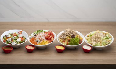 Beyaz sırtüstü izole edilmiş salata tabakları.